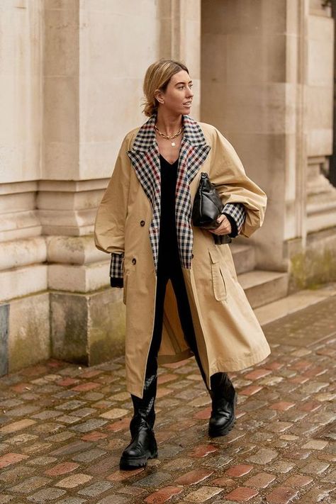 Balloon Sleeves Are Puffed Up in Pride | Girlfriend is Better Trench Coat Street Style, Trenchcoat Outfit, 2020 Street Style, London Fashion Week Street Style, London Fashion Weeks, Trench Coat Outfit, Coat Street Style, Chique Outfits, London Outfit