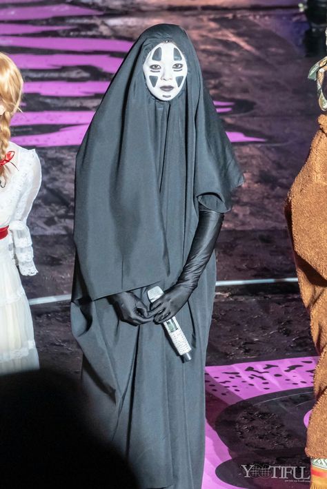 No Face As A Human, No Face Halloween Costume, Kpop Idols Halloween Costumes, Kpop No Face, Kpop Halloween Costumes Ideas, No Face Cosplay, No Face Costume, Kpop Halloween Costume, Kpop Halloween