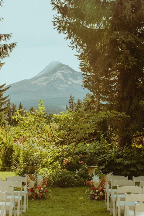 Wedding With Mountain View, Washington Outdoor Wedding, Green Field Wedding, Mount Hood Wedding, Wedding Venues Field, Pnw Outdoor Wedding, Wedding Venue Oregon, Summer Garden Wedding Ideas, Hoh Rainforest Wedding