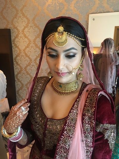 rajpreet Gold Matha Patti, Matha Patti Bridal, Matha Patti, Beauty Video Ideas, Big Pendant, Indian Bridal Jewellery, Beauty Makeup Photography, Girl Artist, Beauty Face Women