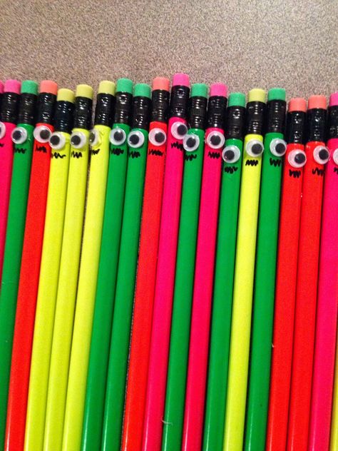 Used Pencil Crafts, Halloween Crayons Diy, Gift For Students, Halloween Gift Students, Pencil Gifts For Students For Kids, Gifts For Students, Halloween Pencil Toppers, Presents For Students, Pencil Toppers