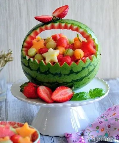 Watermelon Fruit Basket, Watermelon Fruit Bowl, Watermelon Carving Easy, Fruit Basket Watermelon, Watermelon Fruit Bowls, Watermelon Picnic, Watermelon Basket, Carving Tutorial, Watermelon Bowl