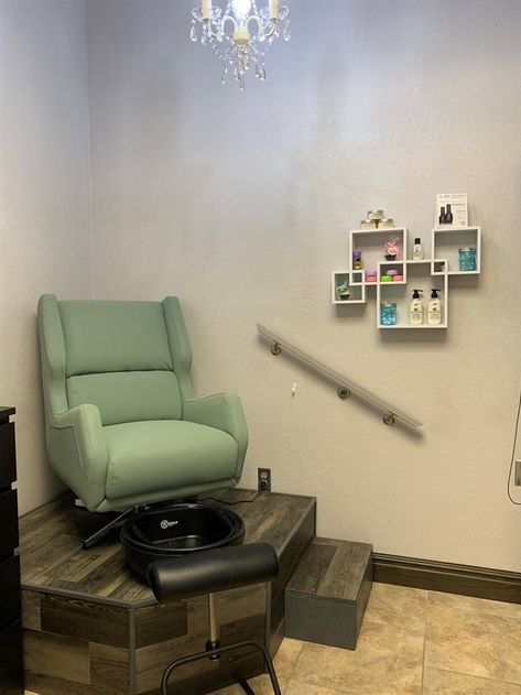 Pedi Chair Ideas, Portable Pedicure Station Ideas, Nail Salon Bathroom Ideas, Nail Studio Setup, Pedi Station Ideas, Nail Tech Shed Ideas, Nail Salon Suite Ideas, Salon Pedicure Station Ideas, Pedicure Set Up