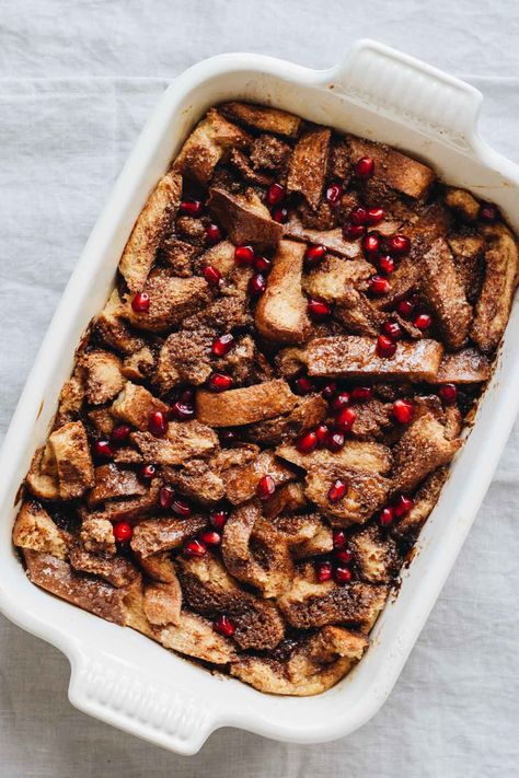 This Easy French Toast Bake (Gingerbread) is perfect for a delicious holiday breakfast or brunch recipe with family! SO good! Healthier French Toast, Christmas French Toast, Gingerbread French Toast, Holiday Breakfast Casserole, Easy French Toast Bake, Lemons Recipes, Healthy Winter Recipes, Healthy Christmas Recipes, Easy Gingerbread