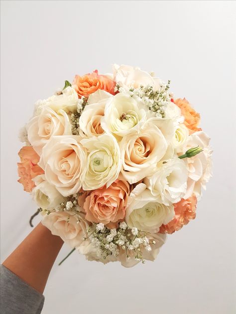 Peach Color Bouquet, Bride Bouquets Orange, Coral Wedding Bouquet, Orange Wedding Centerpieces, Coral Wedding Decorations, Coral Wedding Themes, Peach Wedding Bouquet, Coral Wedding Flowers, Simple Wedding Bouquets