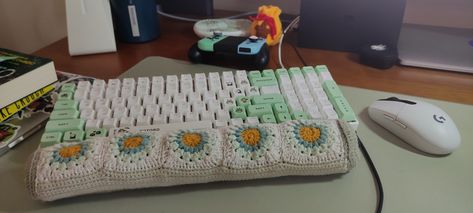 Keyboard Wrist Rest Diy, Crochet Wrist Rest, Keyboard Wrist Rest, Crochet Inspo, Wrist Rest, Pc Setup, Crochet Ideas, Granny Square, Keyboard