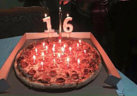 Pizza Birthday Cake Ideas, Pizza With Candles Birthday, Birthday Pizza Ideas, Pizza Birthday Aesthetic, Pizza Cake Birthday, Chill Birthday Ideas, Happy Birthday Pizza, Birthday Pizza Party, Pizza Birthday Cake