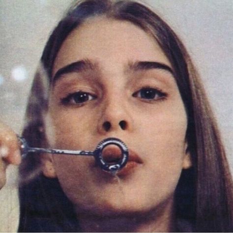 Baby Brooke Shields blowing bubbles. #EandJMuse Brooke Shields Young, George Hurrell, Blowing Bubbles, Brooke Shields, 인물 사진, Forever Young, Scarlet, Pretty People, Beautiful People