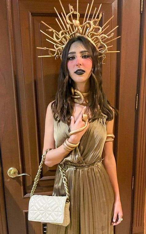 Modern Medusa Costume, Fantasia Medusa Halloween, Medusa Outfit Halloween, Medusa Costume Outfit, Medusa Costume Ideas, Cosplay Medusa, Medusa Outfit, Medusa Crown, Costume Medusa