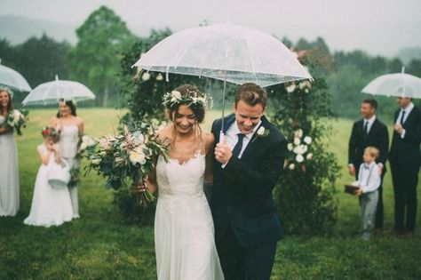 This Couple's Rainy Wedding Day at Castleton Farms is Too Pretty for Words The Image Is Found-40 Wet Wedding, Rainy Wedding Photos, Rain Wedding, Wedding Day Tips, Umbrella Wedding, Rainy Wedding, Ideal Wedding, Wedding Photo Inspiration, Junebug Weddings