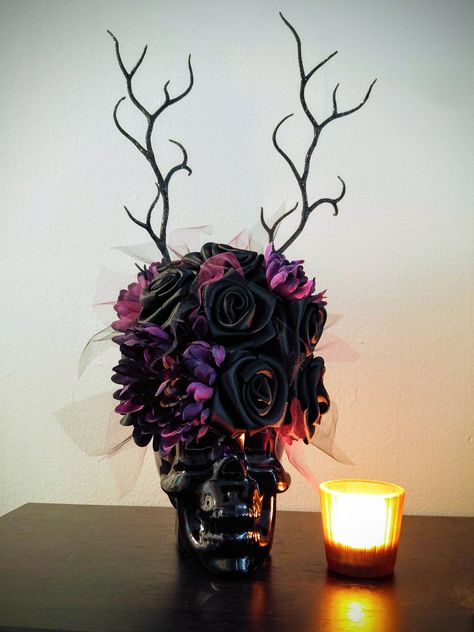 Spooky Halloween Decoration - Skull - Flowers Unorthodox Wedding, Halloween Pops, Halloween Flower Arrangements, Halloween Floral Arrangements, Gothic Prom, Dekorasi Halloween, Rose Floral Arrangements, Skull Flowers, Halloween Themed Wedding