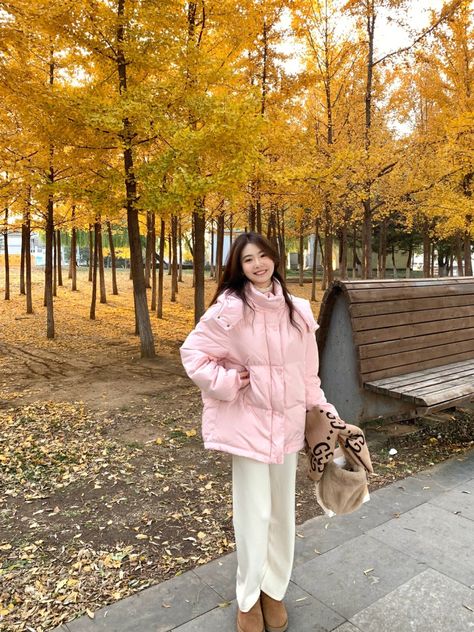 Outfits With Pink Puffer Jacket, Pink Puffer Jacket Outfit, Puffer Jacket Outfit Winter Style, Korea Outfits, Korea Autumn, Winter Outfits Korean, Puffer Outfit, Winter Jacket Outfits, Pink Puffer Jacket