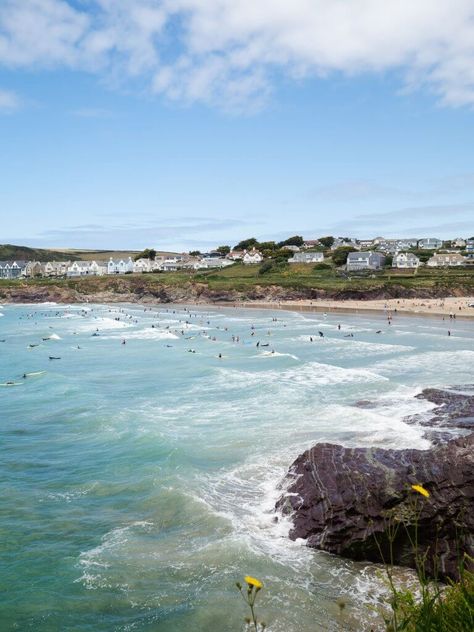 Polzeath | Cornwall's Best Beaches (Blue Flag & Seaside Award Winnings Beaches) #cornwall #devonandcornwall Counties Of England, Surfing Aesthetic, Cornwall Beaches, Uk Beaches, South West Coast Path, Oxford England, Skye Scotland, Devon And Cornwall, Clean Beach