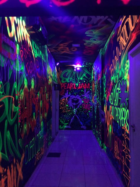 Stairs Wall Paint, Mirror Photo Op, Trippy House, Neon Spray Paint, Indie Kid Style, Station Aesthetic, Hair Wall, Disco Art, Neon Graffiti