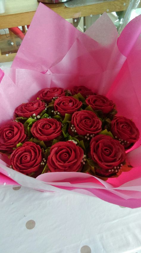 Roses are red! Cupcake bouquet... Cupcake Rose Bouquet, Cupcake Flower Bouquets, Valentine Cupcakes, Cupcake Flower, Cupcake Bouquets, Making Cakes, Christmas Cupcake, Rose Cupcakes, Valentines Cupcakes