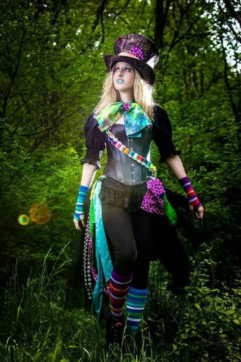 Mad Hatter, by Katie Fleming. Mad Hatter Costume Female, Female Mad Hatter, Mad Hatter Cosplay, Hatter Costume, Halloweenský Makeup, Mad Hatter Costume, Mad Hatter Party, Alice In Wonderland Costume, Wonderland Costumes