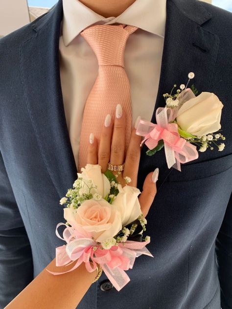 Prom Bouquet Ideas, Elegant Flower Arrangements, Prom Flowers Bouquet, Prom Flowers Corsage, Light Pink Prom Dress, Homecoming Poses, Prom Corsage And Boutonniere, Hoco Pics, Prom Bouquet