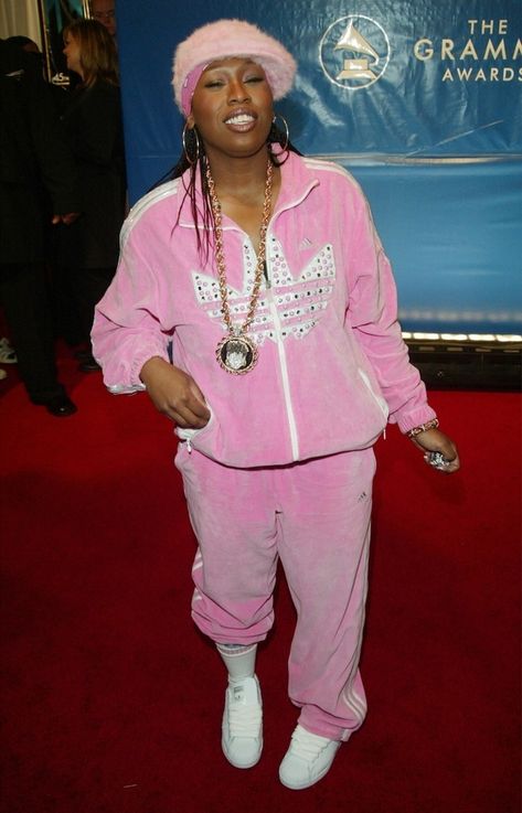 #throwitback A Definitive Ranking Of Missy Elliott's 32 Most Epic Outfits 90s Outfit Party Hip Hop, Grammy Fashion, 90s Outfits Party, Grammy Outfits, Pakaian Hipster, Looks Hip Hop, Missy Elliot, 2000s Party, 80s Fashion Trends