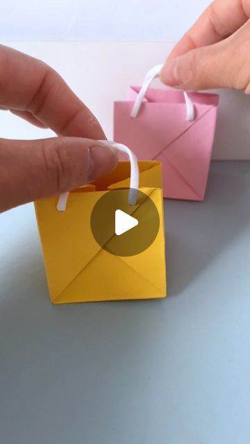 Origami Paper Bag Tutorial, Origami Gift Bag Easy, Gift Packing Ideas For Kids, Origami Gift Box Diy, Paper Origami Easy, Origami Bags, Origami Gift Bag, Cool Origami, Gift Bag Tutorial