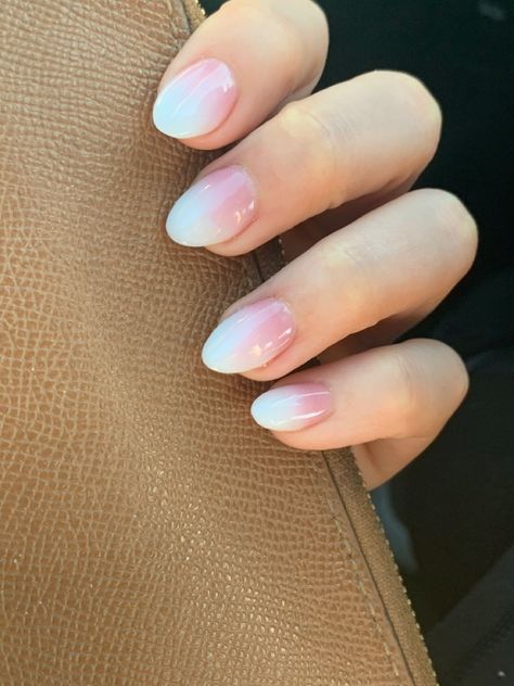 Nails With Ombre, Round Shaped Nails, Acrylic Nails Almond, Ombre French Nails, Short Almond Shaped Nails, Nails Almond Shape, Oval Acrylic Nails, Acrylic Nails Almond Shape, Almond Shaped Nails