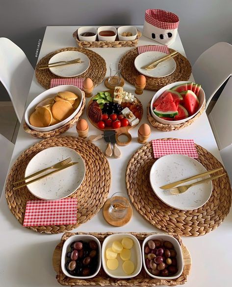 Dinner Table Setting With Food, Breakfast Table Setting Mornings, Breakfast Table Design, Breakfast Set Up Ideas, Food Table Decorations, Breakfast Presentation, Food Display Table, Food Set Up, Table Presentation