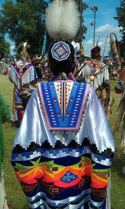 Fancy shawl dancer Urseloria Kanuho.. Fancy Shawl Dancer, Shawl Dancer, Powwow Dancers, Fancy Shawl Regalia, Powwow Outfits, Fancy Shawl, Native American Dance, Powwow Regalia, Native American Regalia