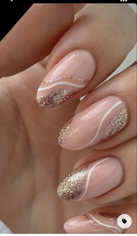 Fancy Simple Nails, Nail Art Simple Elegant Beautiful, Nude And Gold Nails Short, Simple Nail Inspo Trendy, Nailart Simple Elegant, Short Oval Nails Ideas, Chic Nails Elegant, Oval Nails Ideas, Simple Elegant Nail Designs