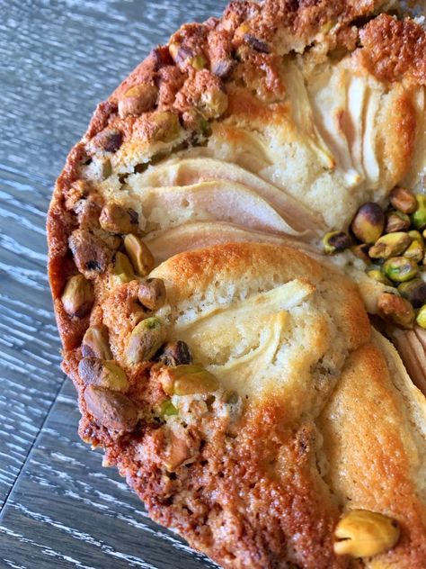 Pear Pistachio Cake, Pear Cardamom, Cruffin Recipe, Cardamom Cookies, Cardamom Cake, Roasted Pear, Pear Cake, Sliced Pears, Pistachio Cake