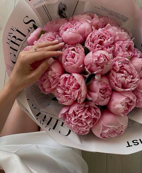 Bouquet de fleur rose #fleur #rose Boquette Flowers, Nothing But Flowers, Peonies Bouquet, Flower Therapy, Beautiful Bouquet Of Flowers, Luxury Flowers, Peony Flower, Beautiful Bouquet, Pink Peonies