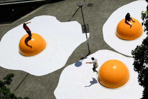 Dutch artist Henk Hofstra triggered a pretty large “egg accident” in Santiago, Chile on Wednesday. The artistic display is called “Eggs Fall from the Sky” and attracted local residents to pay a visit to the famous festival of urban art “Hecho en Casa” (Homemade), held this week in the Chilean capital.  The goal of the … Urban Art Installation, Urban Artwork, Public Artwork, Public Sculpture, Artistic Installation, Guerilla Marketing, World Images, Santiago Chile, Pictures Of The Week