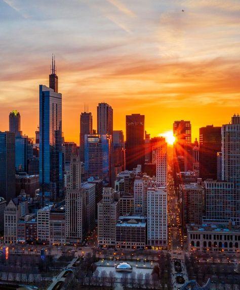 Chicago Sunrise, Monster Drink, Chicago Aesthetic, Season Aesthetic, My Kind Of Town, Disney Magic Kingdom, States In America, End Of Days, City Living