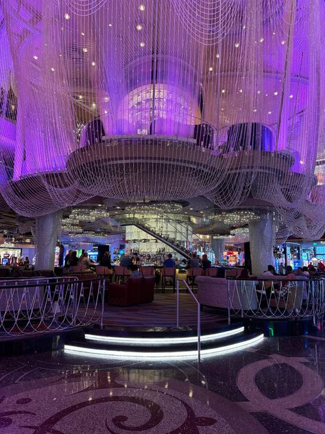 16 Best Things to Do at The Cosmopolitan Las Vegas! - It's Not About the Miles The Cosmopolitan Las Vegas, Vegas Strip Aesthetic, Villages Aesthetic, Shopping In Vegas, Las Vegas Cosmopolitan Hotel, Las Vegas Honeymoon, Cosmopolitan Vegas, Vegas Honeymoon, Vegas Aesthetic