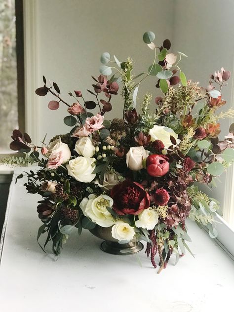 Deep Color Flower Arrangements, Blackberry Flower Arrangement, Dark Fall Floral Arrangements, Fall Winter Flower Arrangements, Winter Hydrangea Arrangement, Dark Moody Flower Arrangements, Bridal Bouquet Moody, Moody Flower Arrangements, Winter Wedding Flowers Centerpieces