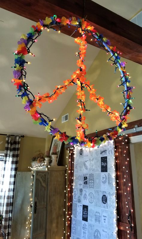 Diy 60s Party Decorations, Diy Hippy Party Decor, 40th Birthday 70s Theme, Hippies Themed Party, Hula Hoop Peace Sign Diy, Peace Sign Decorations, 70s Decor Party, Diy 70s Decor Parties Decorations, Diy 60s Decor