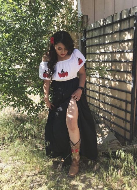 Outfit Ideas Mexican, Pinup Outfits Ideas, Rancho Party, Mexican Outfit Ideas, Mexican Theme Party Outfit, Bts Concert Outfit, Vaquera Outfit Mexican, Pinup Outfits, Mulan Outfit