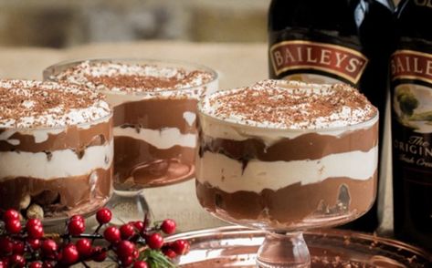 Baileys and brownies? This trifle will be humongous hit with family and friends. Baileys Trifle, Bailey Brownies, Brownie Trifle Recipe, Perfect Christmas Dessert, Brownie Trifle, Baileys Recipes, Cheesecake Trifle, Chocolate Custard, Boozy Desserts