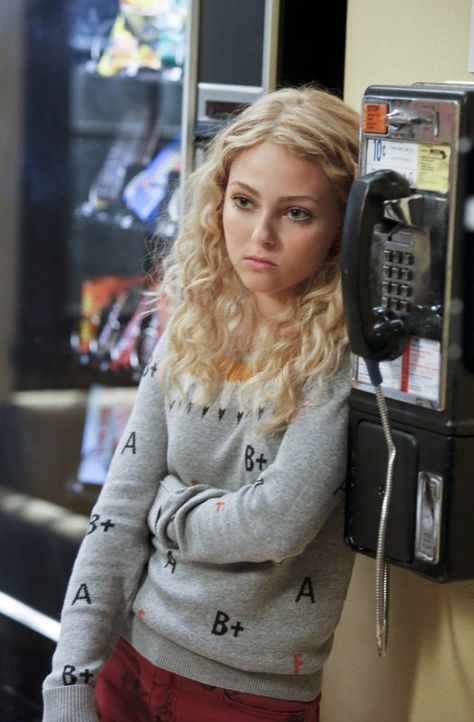 Look at her...so sad because I haven't called yet! ;-) ♥♥♥♥♥ Lie With Me, Carrie Diaries, Colin Mcrae, Bridge To Terabithia, The Carrie Diaries, Annasophia Robb, Photo Slideshow, Female Character Inspiration, Diary Quotes