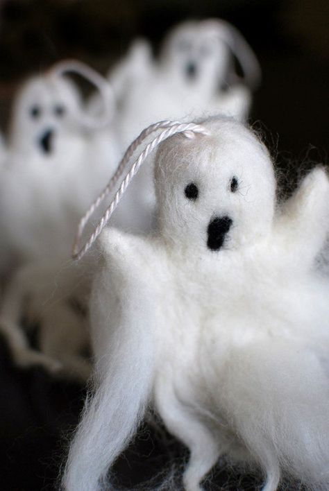 Bernard Halloween Needle Felted Ghost - Etsy Felted Ghost, Tovad Ull, Needle Felting Diy, Adornos Halloween, Felt Halloween, Needle Felting Projects, Wool Projects, Halloween Trees, Halloween Ornaments