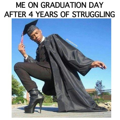 Funny Graduation Pictures, Graduation Meme, Proud To Be Me, Graduation Images, Graduation Look, Flipagram Instagram, Graduation Picture Poses, Grad Photoshoot, Graduation Funny