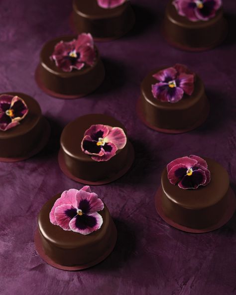 Petit Fours Wedding, Eatable Flowers, Eating Flowers, Flowers Recipes, Decorate Wedding, Purple Chocolate, Rose Flavored, Small Wedding Cakes, Basic Cake