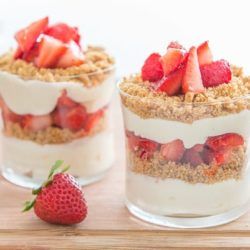 No Bake Strawberry Cheesecake Parfait Strawberry Cheesecake Cups Recipe, Cheesecake Parfait Recipes, Strawberry Cheesecake Parfaits, Cheesecake Cups Recipe, Dessert Cups Recipes, Dessert Mini, Strawberry Parfait, Cheesecake Parfaits, Parfait Desserts