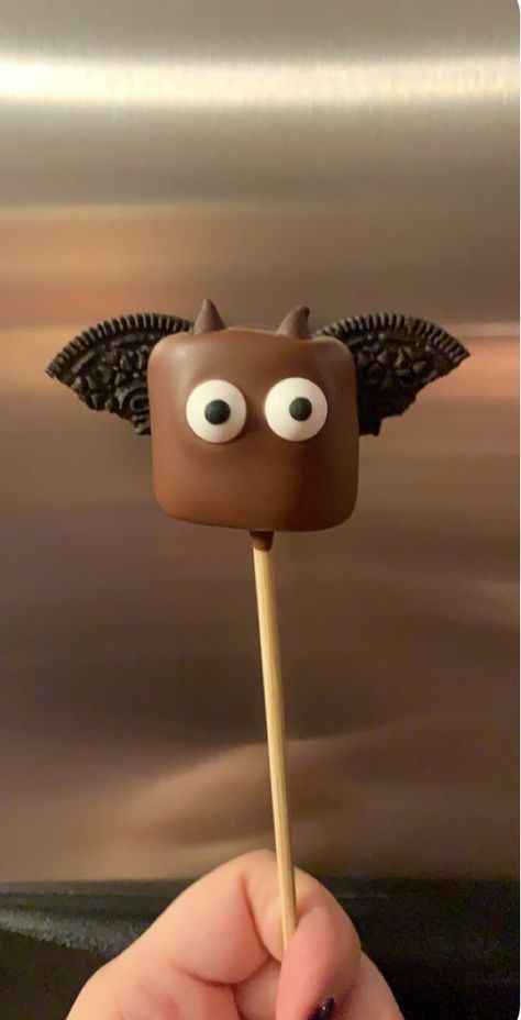 Halloween Ear Wax Treats, Bat Treats For Halloween, Marshmallow Halloween Ideas, Halloween Snacks Marshmallows, Fall Marshmallow Pops, Halloween Marshmallows Ideas, Bat Snacks For Kids, Halloween Chocolate Covered Marshmallows, Bat Birthday Party