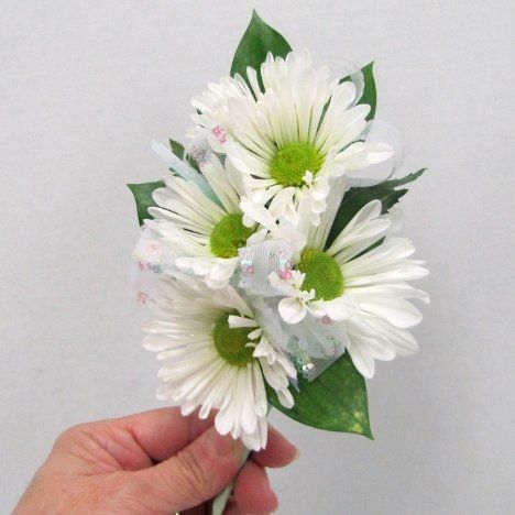 Daisy Corsage, Make A Corsage, Daisy Boutonniere, Corsage Diy, Diy Wrist Corsage, Diy Boutonniere, Diy Corsage, Homecoming Mums Diy, Reception Centerpieces