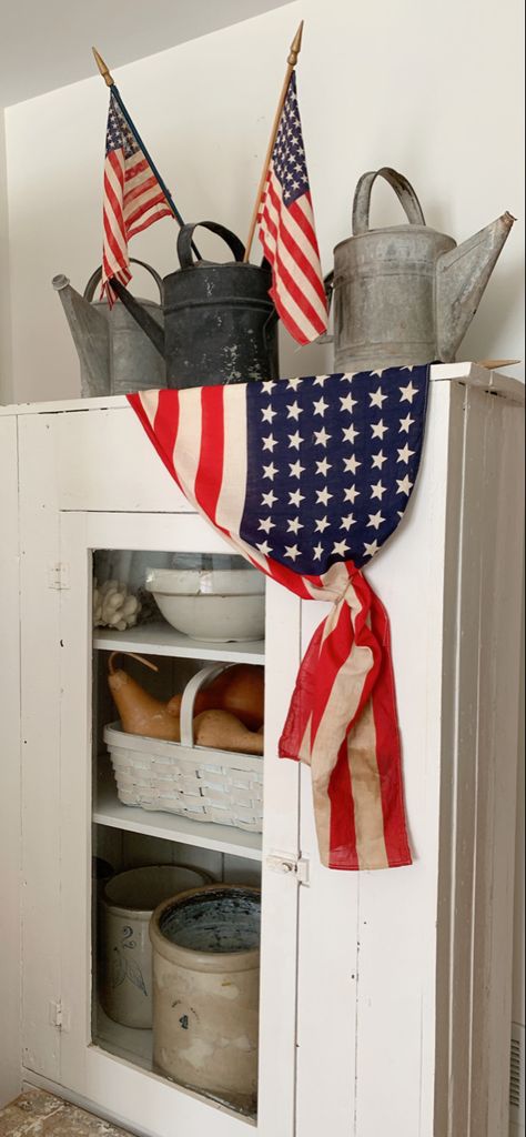 Displaying Antiques, Farmhouse Patriotic Decor, Patriotic Table Decorations, Farmhouse 4th Of July, Patriotic Kitchen, Rustic Comforter, Antique Booth Displays, Patriotic Diy, Americana Home