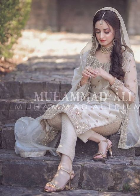 Simple Nikkah Bride, Simple Nikkah, Nikkah Look, Pakistani Bridal Makeup Hairstyles, Nikkah Bride, Engagement Dress For Bride, Nikah Outfit, Bridal Mehndi Dresses, Nikah Dress