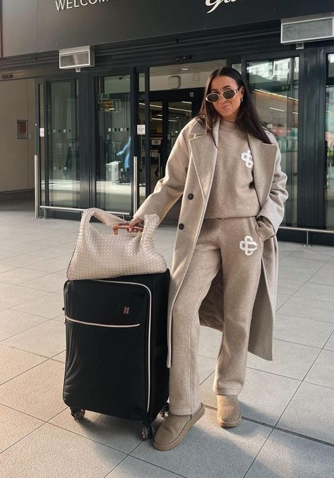 Winter Airport Outfit Travel Style, Travel Outfit Fall Airport Style, Cold Weather Travel Outfit, Airport Aesthetic Outfit, Winter Airport Outfit, Fall Airport Outfit, Airport Outfit Classy, Plus Size Airport Outfit, Flight Fashion