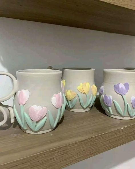 Tulip Pottery, Clay Flower Pots Handmade, Ceramic Tulip, Ceramic Sculpture Ideas Creative, Spring Ceramics Ideas, Spring Ceramics, Pottery Vases Ideas Clay, Clay Cup Ideas, Coil Pottery