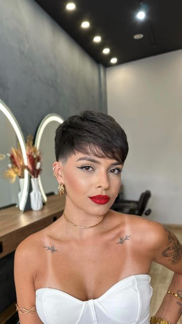 Cabelo Pixie Cut, Pixy Cut, 2023 Pixie, Hairstyles Pixie, Shaved Hair Cuts, Cabello Hair, Hair Color Underneath, Diy Hair Color, Short Hair Pixie Cuts