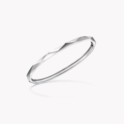 Impeccably handcrafted in 18 carat white gold, the angular silhouette of the Laurence Graff Signature bangle is a striking interpretation of the facets of a diamond - a stone that is synonymous with the House of Graff. Wear solo or layered with other bangles from the Laurence Graff Signature collection, which also includes sleek and stackable bands, stylish hoop earrings and spinning pendants. Elegant Laurence Graff Signature bangle in 18 carat white gold. Graff Bracelet, Diamond Kada, Graff Jewelry, Graff Diamonds, Fine Diamond Jewelry, Stackable Bands, Platinum Jewelry, Airport Fashion, Platinum Ring