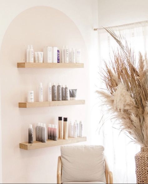 Scandinavian Salon Interior, Scandinavian Beauty Salon, Relaxing Salon Decor, Salon Entry Ideas, Minimalist Nail Salon Interior Design, Neutral Spa Room, Small Salon Retail Display Ideas, Hair Booth Decorating Ideas, Scandinavian Salon Design